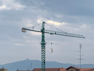 Mistero in cantiere: sale su una gru senza spiegazioni, scende dopo aver parlato con la polizia